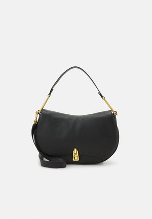 Borsa a tracolla in pelle nera con un design curvo, accessori in oro, manico superiore e tracolla rimovibile. Finitura testurizzata con chiusura a gancio.