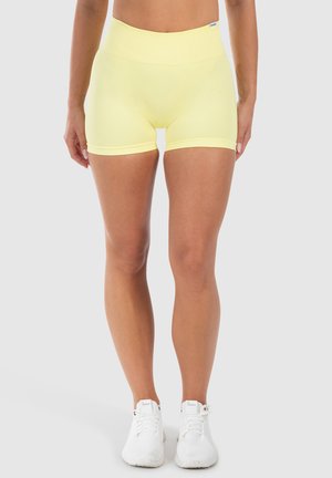 Geel sportieve shorts met een hoge tailleband, een gladde textuur en een aansluitend ontwerp. Voorzien van een klein logo op de tailleband.