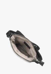 Czarna skórzana torebka na zamek, z gładką fakturą na zewnątrz i wzorzystą jasną podszewką wewnętrzną.