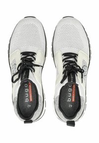 Sneakers da uomo traspiranti in mesh bianco con accenti neri. Presentano un tessuto testurizzato e un design tradizionale con lacci, dotati di plantari imbottiti.