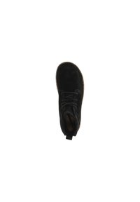 Botine negre din suede, cu vârf rotunjit, guler căptușit și design cu șireturi. Talpă naturală și un mic tab pentru tragere în spate, pentru o îmbrăcare ușoară.