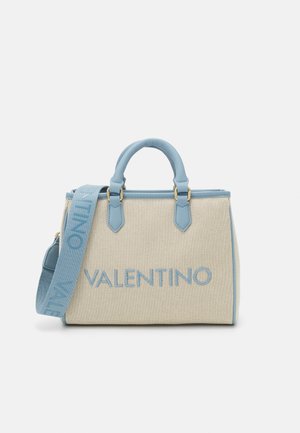 Sac à main Valentino beige et bleu clair avec poignées supérieures et bandoulière détachable, présentant un grand nom de marque brodé à l’avant.