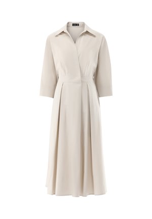 Beiges knielanges Kleid mit dreiviertellangen Ärmeln, Kragen, tailliertem Bund und plissiertem Rock.