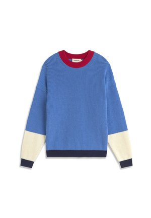 Pull en maille à manches longues avec corps bleu, manches inférieures blanches, col rouge, et ourlet et poignets bleu foncé, posé à plat sur fond blanc.