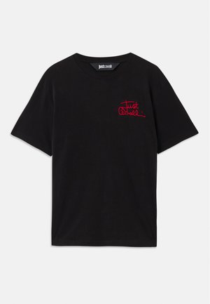 Camiseta de algodón negra con mangas cortas y cuello redondo. Tiene un logo bordado en rojo de "Just Cavalli" en la parte frontal izquierda.