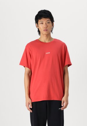 Tricou roșu din bumbac cu guler rotund și mâneci scurte, având un mic logo alb "Levi's" pe piept. Design simplu, croi lejer.