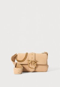 Beige semsket skinnveske med kjedestropp, metallring med to fuglemotiver. Rektangulær form med klaffelukking og nagledetaljer.