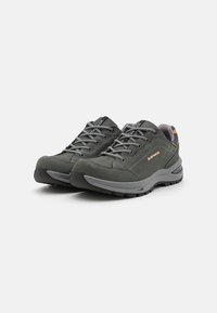 Scarpe da trekking grigie con parte superiore in mesh e pelle, suola in gomma testurizzata, lacci grigi e accenti arancioni. Progettate per il comfort e la stabilità all'aperto.