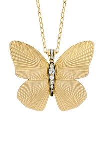 Collier avec pendentif en forme de papillon en or aux ailes nervurées, avec des accents de diamant le long du centre. La chaîne est composée de petits maillons ovales.