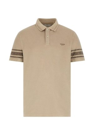 Polo de manga corta beige con dos franjas marrones en cada manga y un pequeño logo "GUESS" en el pecho izquierdo.