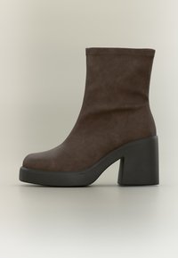 Επιλέχθηκε, dark brown