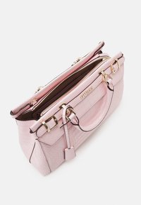 Sac à main rose clair à texture crocodile avec ferrures dorées, doubles poignées, détails de boucles et compartiment supérieur zippé partiellement ouvert.