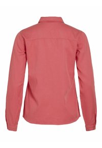 Camicia a maniche lunghe in rosa corallo, con colletto classico, spallina posteriore e polsini con bottoni. Realizzata in tessuto liscio con una texture leggera.