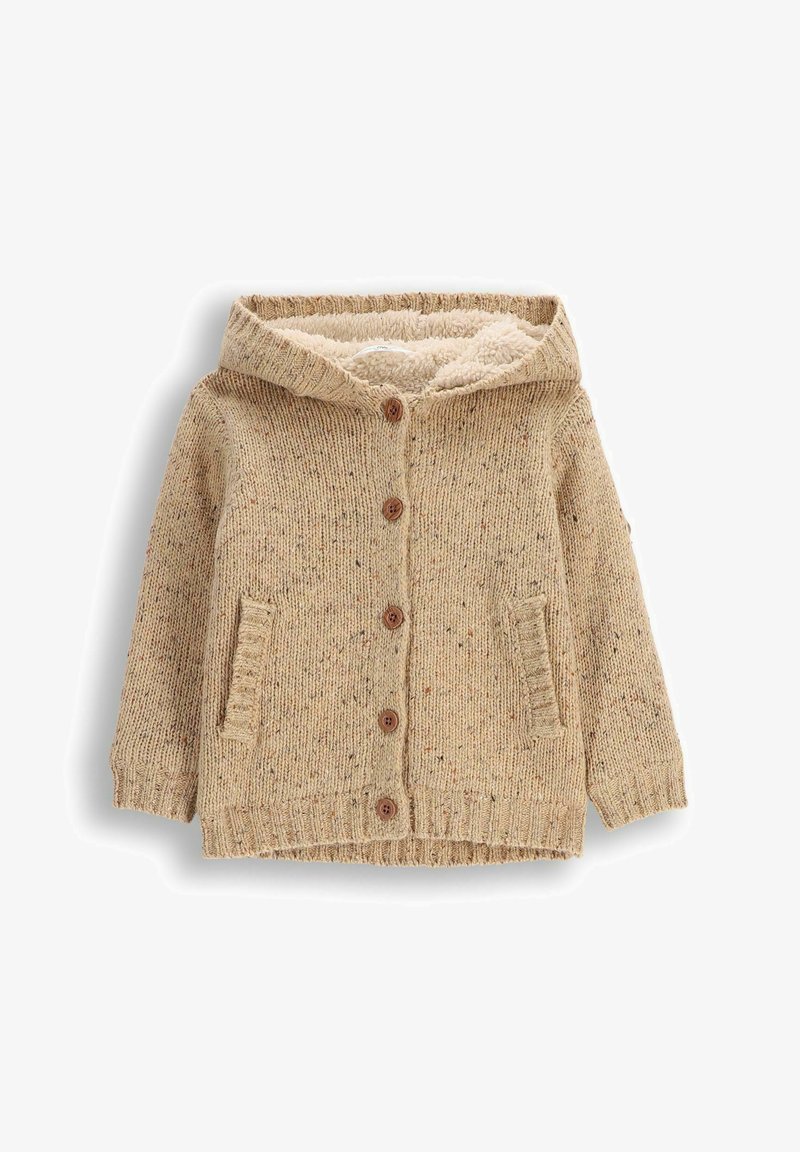 Brazowy sweter robiony na drutach z kapturem, z miękką podszewką, pięcioma drewnianymi guzikami i dwiema kieszeniami naszytymi. Całość o lekko cętkowanej fakturze.