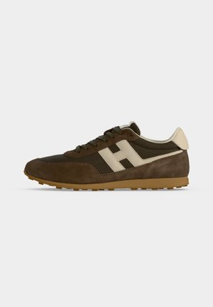 Brauner und beiger Sneaker mit Wildleder- und Mesh-Details, hellbrauner Sohle und beigem "H" Logo an der Seite.
