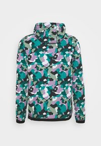 Veste à capuche à manches longues présentant un motif camouflage multicolore dans des tons verts, sarcelle, noir, blanc et violet, vue de dos.