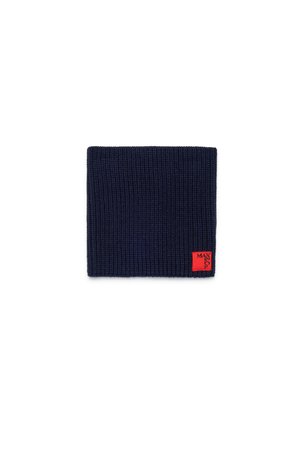 Gebreide marineblauwe beanie met een geribbelde textuur. Heeft een klein rood label met het "MAX&CO." logo aan de zijkant. Klassiek, opvouwbaar ontwerp.