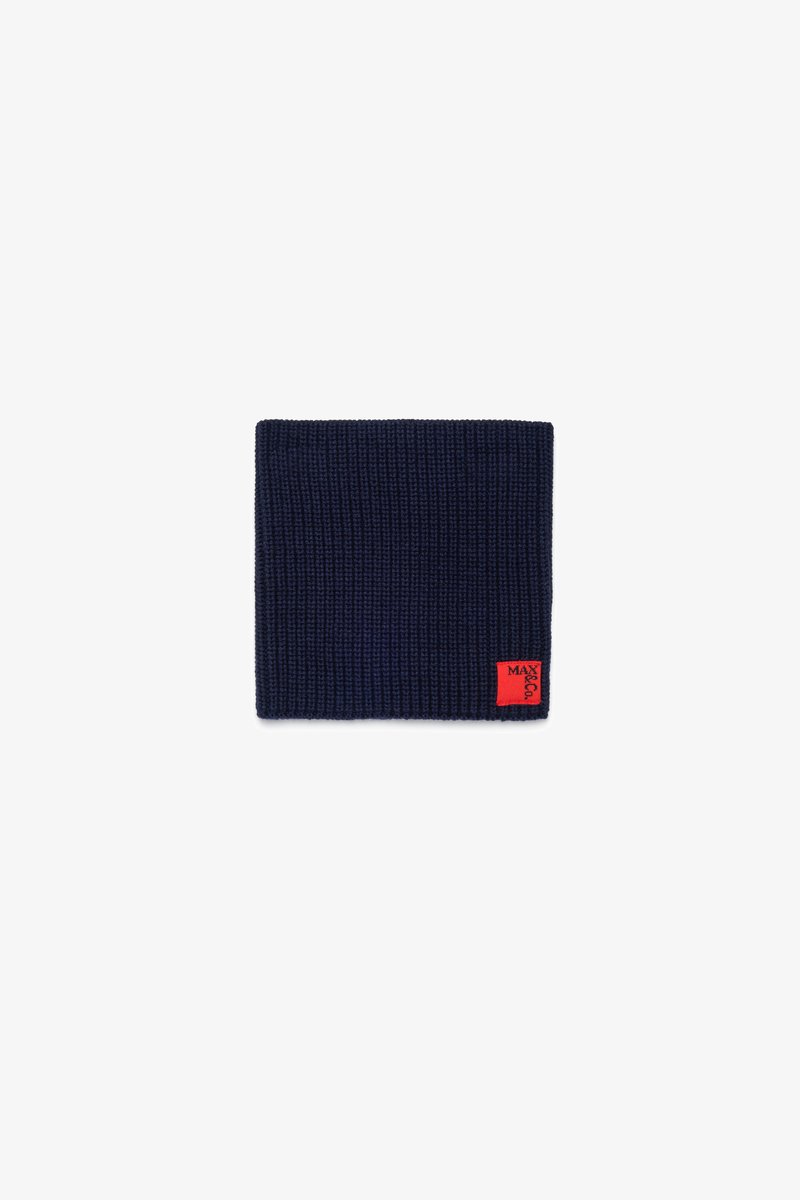 Berretto a maglia blu navy con texture a coste. Presenta un piccolo etichetta rossa con il logo "MAX&CO." sul lato. Design classico e pieghevole.