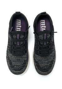 Zapatillas de punto en negro y gris con cordones elásticos, una lengüeta y una suela de goma blanca; el interior presenta una plantilla morada con marca.