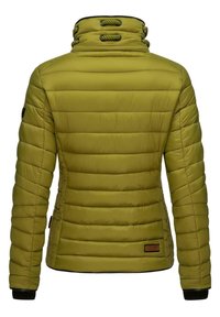 Grøn polstret jakke med høj krave, med et quiltet design, to sidelommer og et logoemblem nederst til venstre.