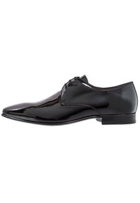 Chaussure habillée en cuir verni noir avec un bout pointu, un laçage et une finition brillante et lisse. Design minimaliste avec un talon bas.