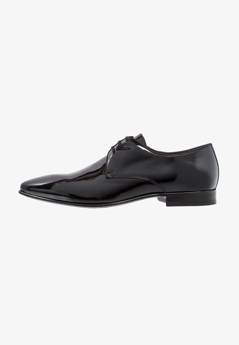 Chaussure habillée en cuir verni noir avec un bout pointu, un laçage et une finition brillante et lisse. Design minimaliste avec un talon bas.