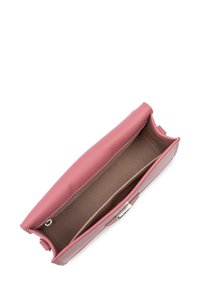 Borsa a pochette in pelle rosa con una texture liscia, forma rettangolare e un interno in tessuto marrone. Presenta una chiusura con gancio in argento.