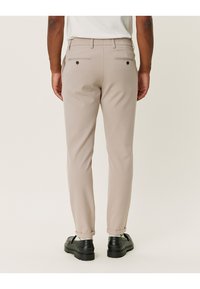 Les Deux COMO PANTS SEASONAL - Chino hlače - light desert sand