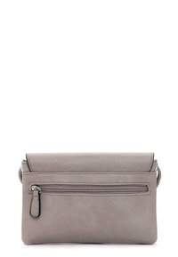 Grå læderclutch med en glat overflade, der har en frontklap og en lynlåslomme. Kompakt rektangulær form med minimalistisk design.