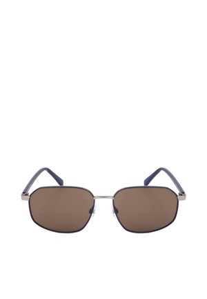 Occhiali da sole rettangolari con lenti marrone scuro, montatura sottile in metallo nero e argento e aste nere.