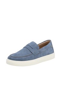 Blauwe suède instapschoen met een lage profiel, witte rubberen zool en minimale stiksels. Heeft een decoratieve band over de wreef.