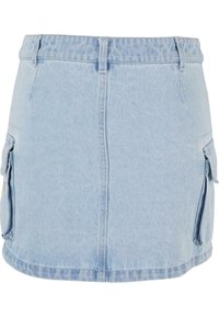 Hellblauer Denim-Rock mit zwei Seitentaschen, hoher Taille und geradem Schnitt. Verfügt über einen ungesäumten Saum und eine subtile Textur.