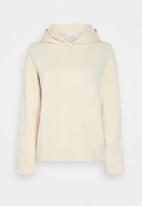 Sudadera color crema con una textura suave, que cuenta con capucha, mangas largas y un pequeño logo blanco en la parte delantera.