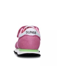 Sneaker in suede rosa con dettagli bianchi e verdi, caratterizzato da un logo posteriore, collo imbottito e suola in gomma nera.