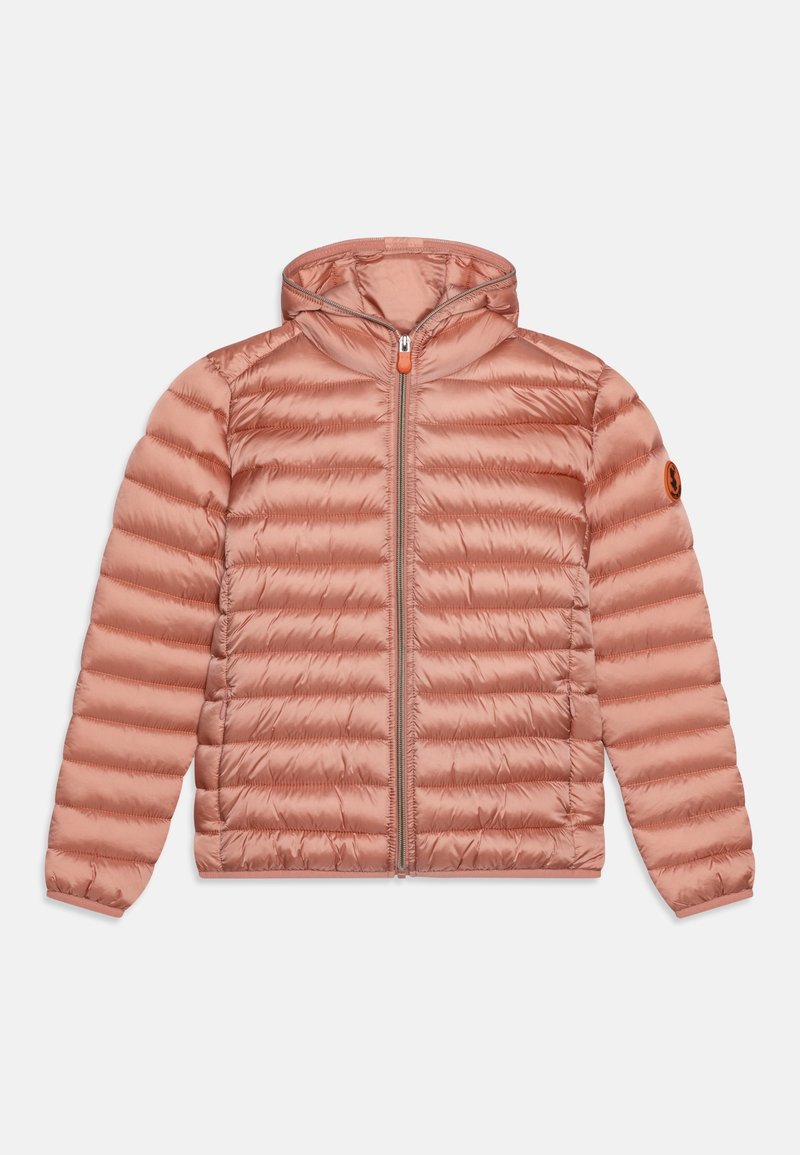 Veste matelassée légère en nylon rose clair avec capuche, présentant des sections matelassées horizontales, une fermeture éclair à l'avant et un logo circulaire sur la manche gauche.