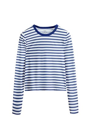 Chemise blanche à manches longues avec des rayures horizontales bleu marine et un col rond bleu marine, en tissu côtelé.