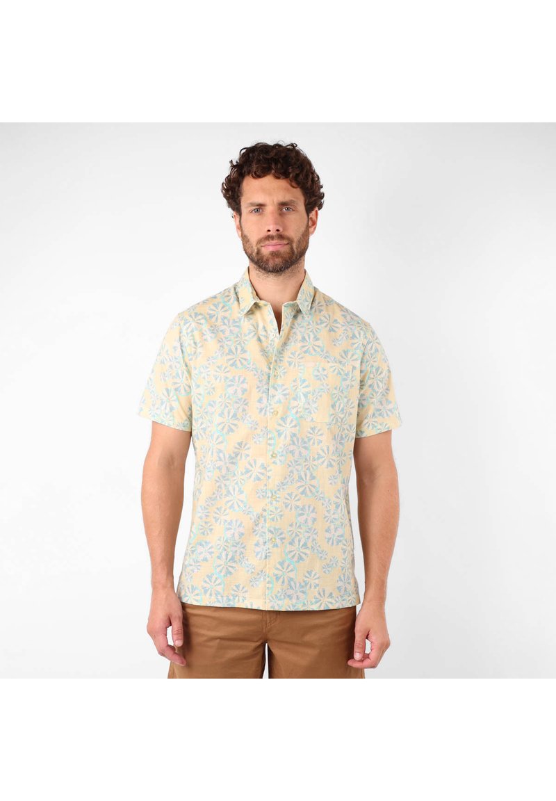 Chemise à manches courtes en tissu jaune clair avec un motif floral bleu ; présente une fermeture à boutons et un col classique. Matière légère et texturée.