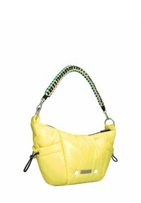 Sac à main matelassé jaune avec une bandoulière tissée noire, verte et rose, et des ferrures argentées, équipé d'une fermeture éclair et de petits éléments décoratifs.