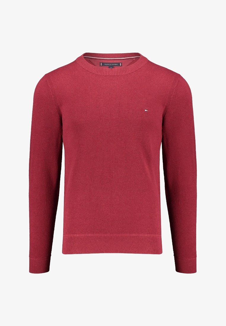Pull à manches longues pour homme, col rond, en maille texturée rouge foncé avec un petit logo drapeau sur la poitrine gauche.