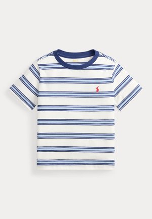 Λευκό κοντομάνικο T-shirt με οριζόντιες μπλε ναυτικές και ανοιχτό μπλε ρίγες και κόκκινο λογότυπο Polo στο αριστερό στήθος.