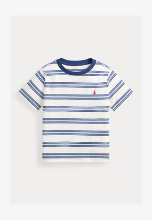 Hvid T-shirt med korte ærmer, med horisontale marineblå og lyseblå striber samt et rødt Polo-logo på venstre bryst.