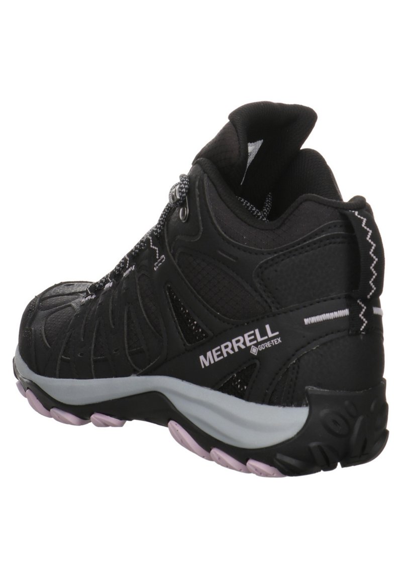 Schwarze Wanderschuhe mit strukturiertem Obermaterial, Mesh-Einsätzen und grauem Laufsohle. Zu den Features gehören verstärkter Fersenbereich, GORE-TEX-Branding und elastische Schnürsenkel.