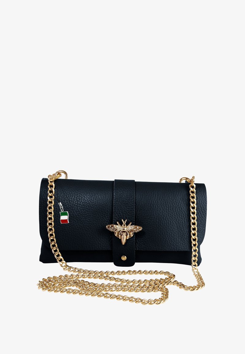 Zwarte leren handtas met een gestructureerd oppervlak, voorzien van een gouden bij-embleem, een gouden kettingband en een kleine Italiaanse vlag charme.