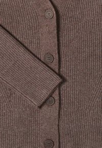 Brun stickad cardigan med ribbat mönster, V-ringad design och sex funktionella mörkbruna knappar framtill.