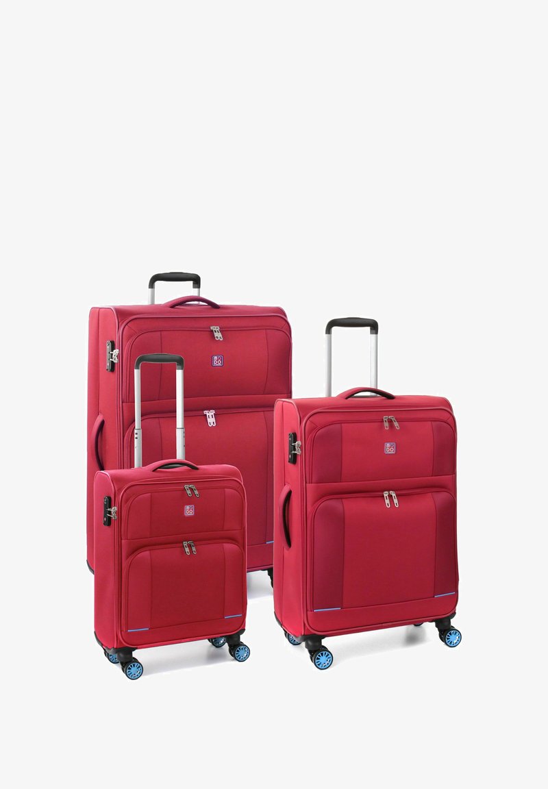 Tres maletas rojas de material blando de diferentes tamaños, hechas de un tejido duradero, con ruedas suaves, asas extensibles y bolsillos con cremallera.