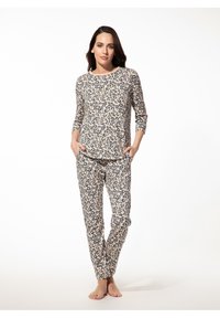 Leeuwenkleurige pyjama set gemaakt van zachte stof; beschikt over een langmouwtop met een ronde hals en bijpassende, taps toelopende broek met zakken.