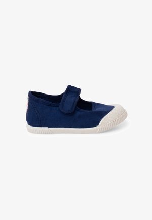Chaussure enfant en toile bleu marine avec embout et semelle en caoutchouc blanc, comportant une seule bride Velcro sur le dessus.