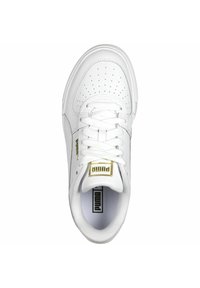 Zapatilla deportiva blanca hecha de cuero suave con puntera perforada. Presenta cordones planos, un cuello acolchado y un detalle del logo dorado en el lateral.