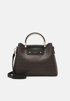 Borsa Aldo marrone e nera con motivo a fantasia, manico in metallo dorato e tracolla nera rimovibile su sfondo bianco.