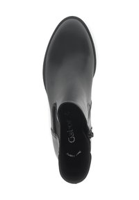 Czarne skórzane botki do kostki z okrągłym noskiem, elastycznymi panelami bocznymi i teksturowanym wykończeniem. Posiadają mały zamek błyskawiczny po zewnętrznej stronie.